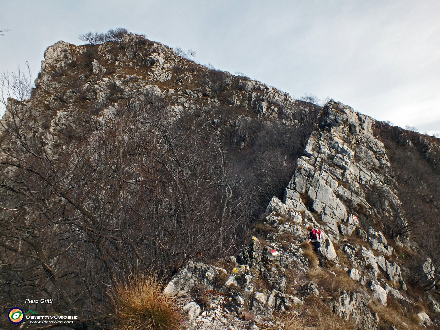 56 e via per l'utlimo tratto impegnativo su roccette.JPG